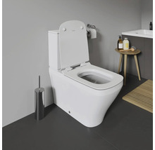 Weißes Stand-WC mit offenem Deckel in einem Badezimmer