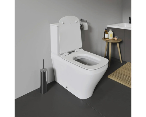 Weißes Stand-WC mit offenem Deckel in einem Badezimmer