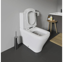 Stand-Tiefspültoilette mit offenem Spülrand und Spülkasten im Badezimmer