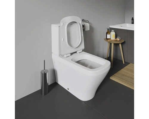 Stand-Tiefspültoilette mit offenem Spülrand und Spülkasten im Badezimmer