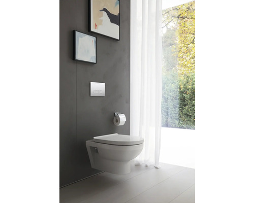 Wandhängendes WC in einem hellen Badezimmer mit Kunstwerken.