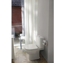 Toilette im Badezimmer mit Vorhängen und Fliesenboden