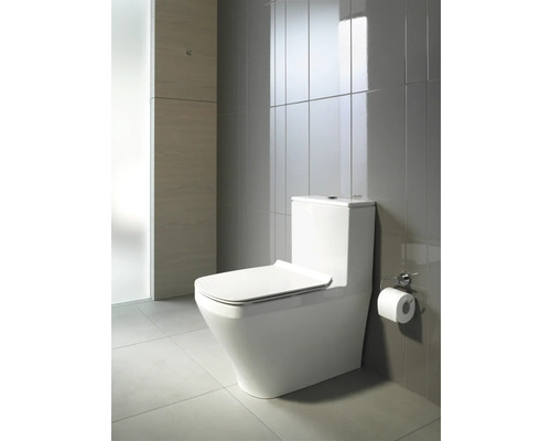 Stand-WC in einem Badezimmer mit Fliesen.