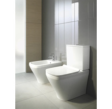 Bidet und Stand-WC im Badezimmer mit grauen Fliesen.