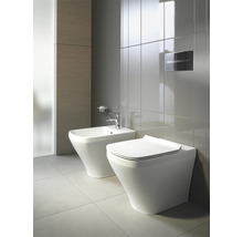 Modernes Badezimmer mit Wand-WC und Bidet