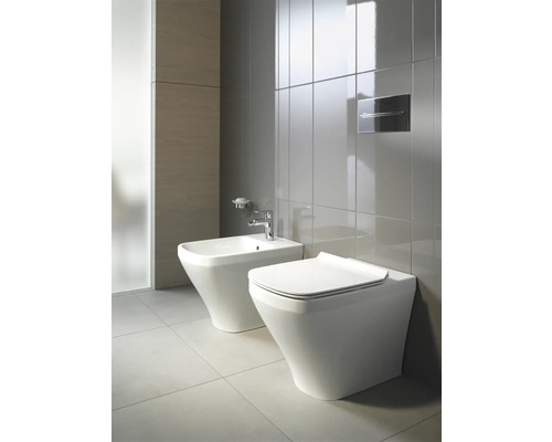 Modernes Badezimmer mit Wand-WC und Bidet