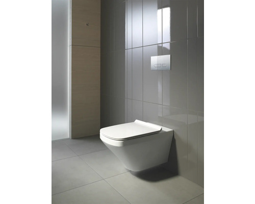 Wandhängendes WC im Badezimmer mit Betätigungsplatte