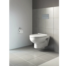 Wandhängendes WC mit Betätigungsplatte in einem modernen Badezimmer