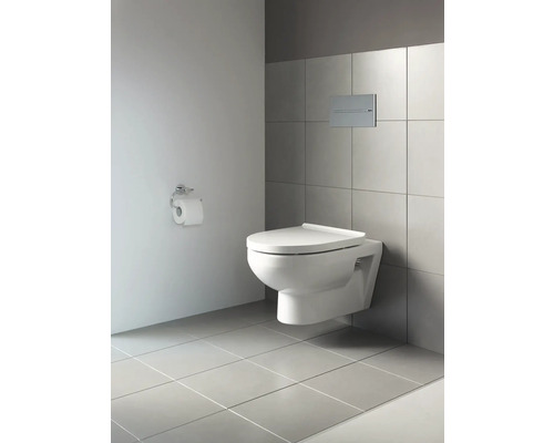 Wandhängendes WC mit Betätigungsplatte in einem modernen Badezimmer