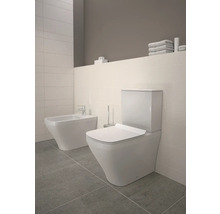 Szene mit Toilette, Bidet und Badaccessoires in einem Badezimmer