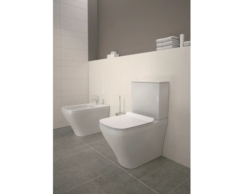 Szene mit Toilette, Bidet und Badaccessoires in einem Badezimmer