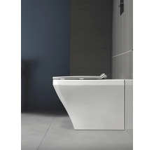 Wandhängendes WC mit Sitz in einem modernen Badezimmer