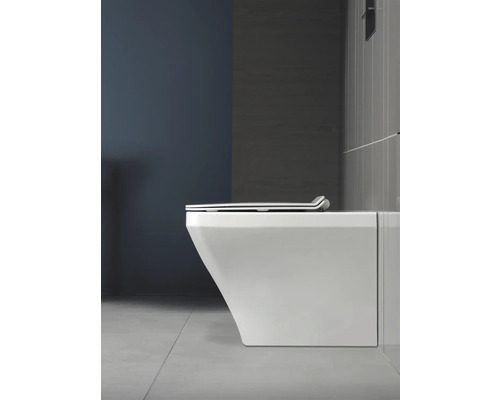 Wandhängendes WC mit Sitz in einem modernen Badezimmer