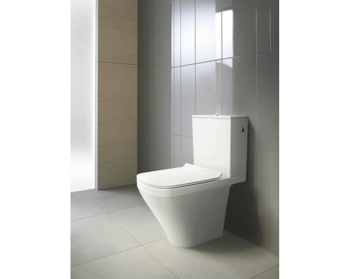 Keramik Toilette im Badezimmer mit Fliesen