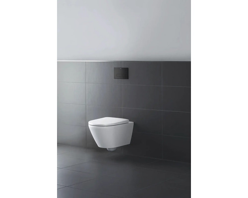 Wandhängendes Tiefspül-WC mit Betätigungsplatte vor grauer Wand
