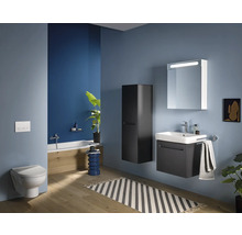 Modernes Badezimmer mit Toilette, Badewanne, Waschtisch, Spiegelschrank und Hochschrank für ein stilvolles Ambiente