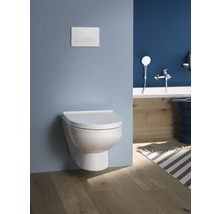 Wandhängendes WC mit Betätigungsplatte in einem Badezimmer