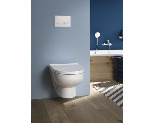 Wandhängendes WC mit Betätigungsplatte in einem Badezimmer