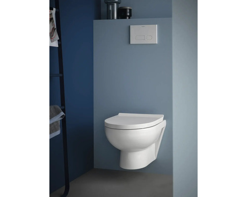 Wandhängendes Tiefspülklosett im Badezimmer mit Betätigungsplatte