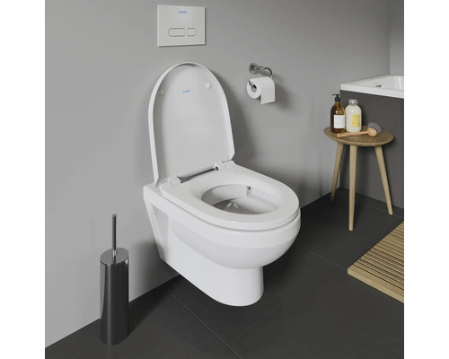 Badezimmer mit wandhängendem Tiefspüler, Betätigungsplatte und WC-Garnitur