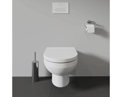 Wandhängendes WC mit Spülkastenbetätigung, Toilettenpapierhalter und WC-Bürste