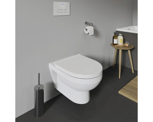 Hänge-WC im Badezimmer mit Toilettenbürste, Toilettenpapierhalter und kleinem Tisch