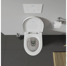Aufnahme von oben einer Toilette mit Spülkasten, Toilettenbürste und Toilettenpapierhalter
