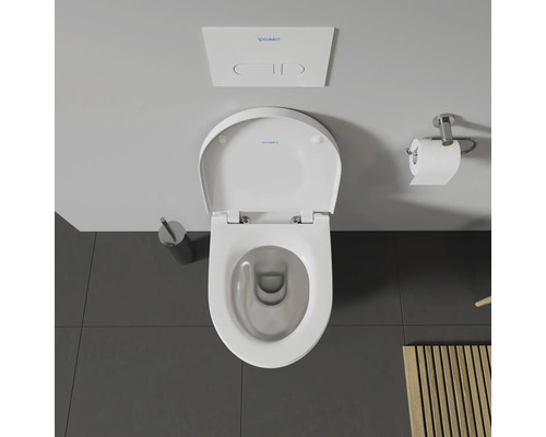 Aufnahme von oben einer Toilette mit Spülkasten, Toilettenbürste und Toilettenpapierhalter