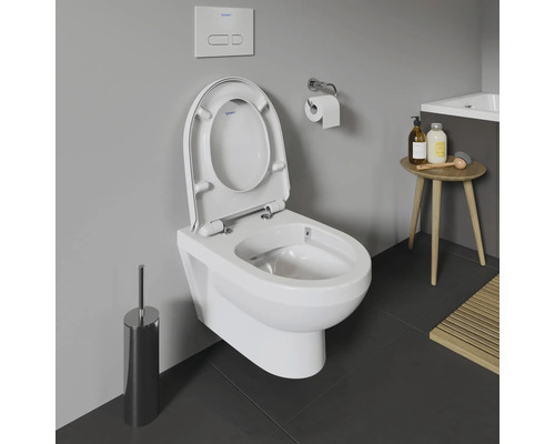 Weisses Wand-WC mit offenem Spülrand und Spülkasten im Badezimmer.