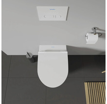 Aufnahme von oben einer Toilette mit Toilettenpapierhalter, Toilettenbürste und Spülkasten