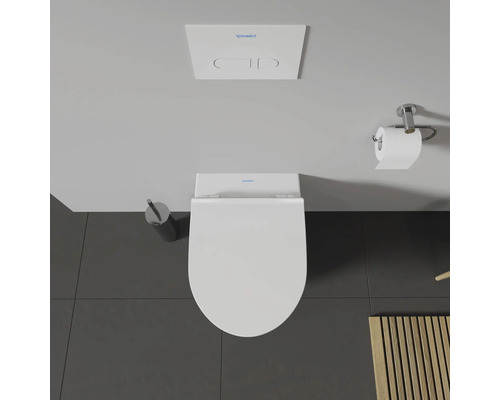 Aufnahme von oben einer Toilette mit Toilettenpapierhalter, Toilettenbürste und Spülkasten