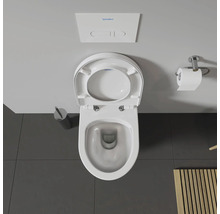 Aufnahme von oben einer Toilette mit offenem Toilettendeckel, Spülkasten und Toilettenpapierhalter