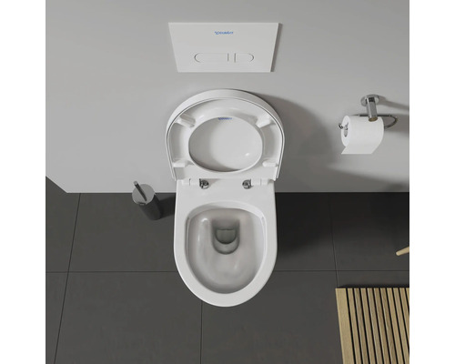 Aufnahme von oben einer Toilette mit offenem Toilettendeckel, Spülkasten und Toilettenpapierhalter