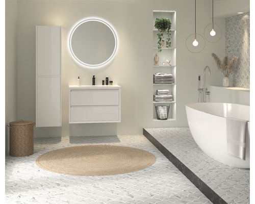 Helles Badezimmer mit Waschtisch, Spiegel mit Beleuchtung, Badewanne und Regalen