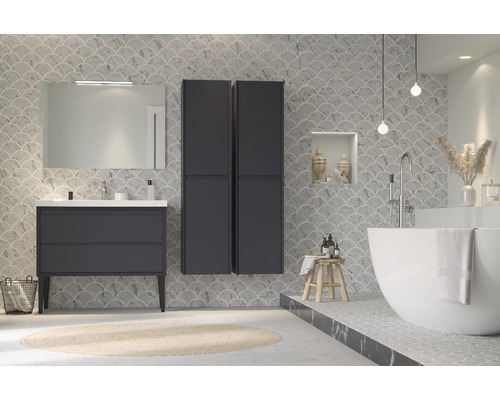 Modernes Badezimmer mit Waschtisch, Spiegel, Hochschränken und freistehender Badewanne vor Fliesenwand im Muscheldesign