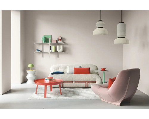 Wohnzimmer mit Sofa, Sessel, Tisch und Regalen