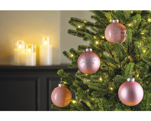 Nahaufnahme eines Weihnachtsbaums mit Kugeln und Lichtern