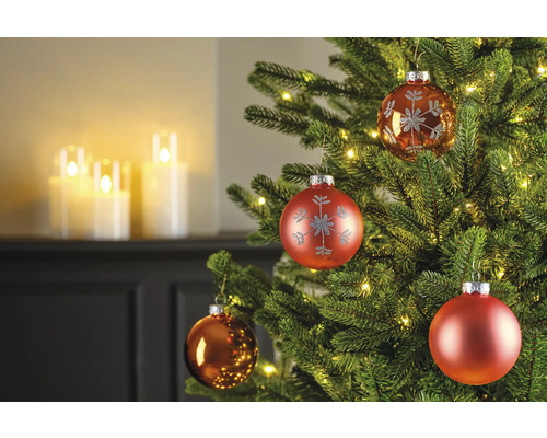 Geschmückter Weihnachtsbaum mit Christbaumkugeln und Kerzen