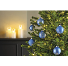 Geschmückter Weihnachtsbaum mit blauen Kugeln und Lichtern