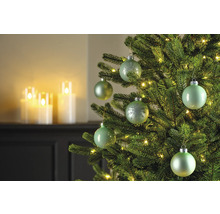 Dekorierter Weihnachtsbaum mit Christbaumkugeln und Lichterkette