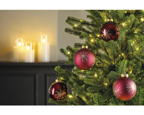 Weihnachtsbaumkugeln Glas Ø 8 cm dunkelrot 4 Stück Nahaufnahme eines Weihnachtsbaums mit roten Christbaumkugeln und Lichtern