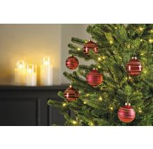 Geschmückter Weihnachtsbaum mit roten Kugeln und Lichtern
