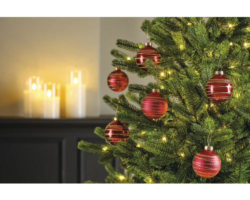 Geschmückter Weihnachtsbaum mit roten Kugeln und Lichtern