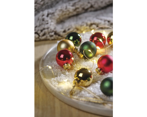 Weihnachtsbaumkugeln Glas Ø 3 cm transparent 18 Stück Dekorative Weihnachtskugeln auf einem Teller mit Kunstschnee und Lichterkette
