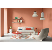 Wohnzimmer mit Sofa, Sessel, Couchtisch, Teppich und Regalen in modernem Design