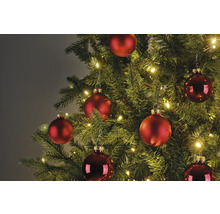 Geschmückter Weihnachtsbaum mit roten Kugeln und Lichtern