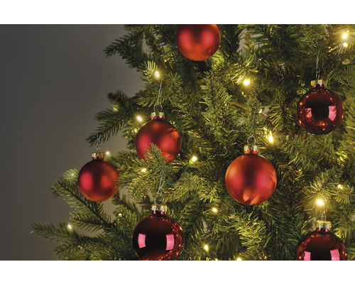 Geschmückter Weihnachtsbaum mit roten Kugeln und Lichtern