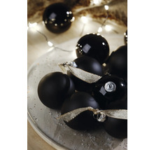 Dekorative Weihnachtskugeln in Schwarz mit Bändern