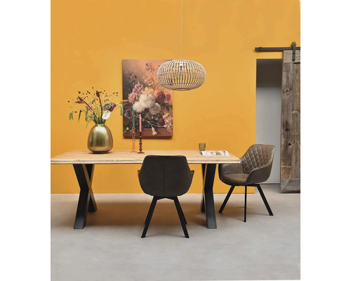 Modernes Esszimmer mit Holztisch, Metallgestell, Polsterstühlen, Pendelleuchte, Blumendekoration und Schiebetür.