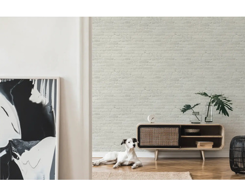 Wohnzimmer mit einer Wand in Backsteinoptik, einem Lowboard, einer Dekoration und einem Hund